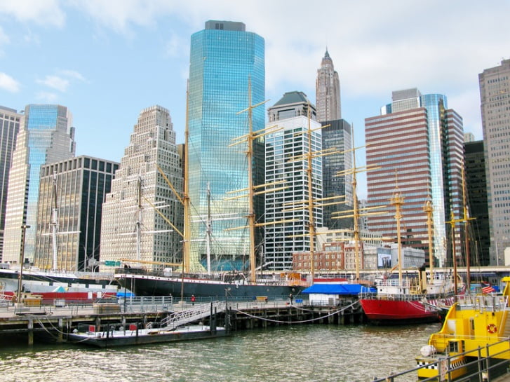 Seaport y Civic Center: Donde el Legado Marítimo Encuentra la Esencia Cívica de Nueva York