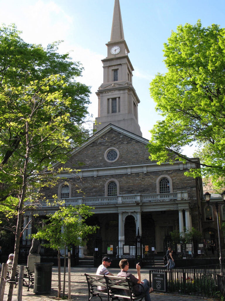 St. Mark’s Church en el Bowery: Un Encuentro con la Historia y lo Paranormal