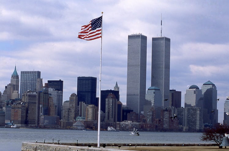 Historias de supervivientes y cambios post-9/11 en la comunidad. La caída de las Torres Gemelas