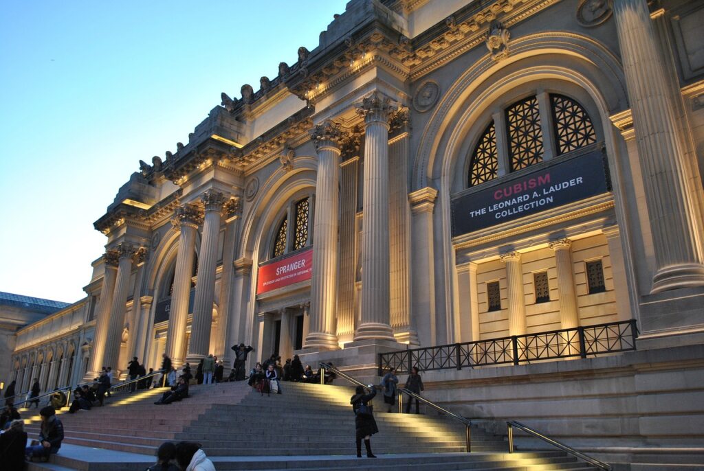 ¿Qué museos de Nueva York se pueden visitar de noche y qué ventajas tiene hacerlo?