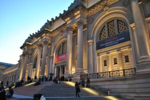 ¿Qué museos de Nueva York se pueden visitar de noche y qué ventajas tiene hacerlo?