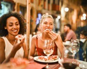 Saboreando la Gran Manzana: Una Guía Gastronómica para el Turista Aventurero