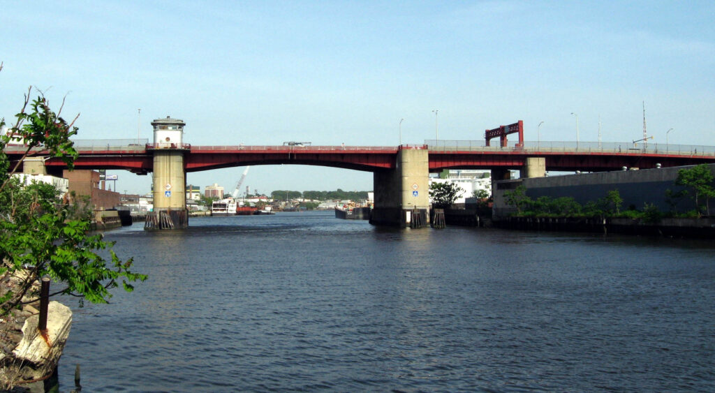 El Puente Pulaski: Uniendo Barrios, Culturas y Tiempos en Nueva York