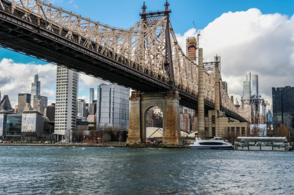 Puente de Queensboro: Conexión y Evolución en Nueva York